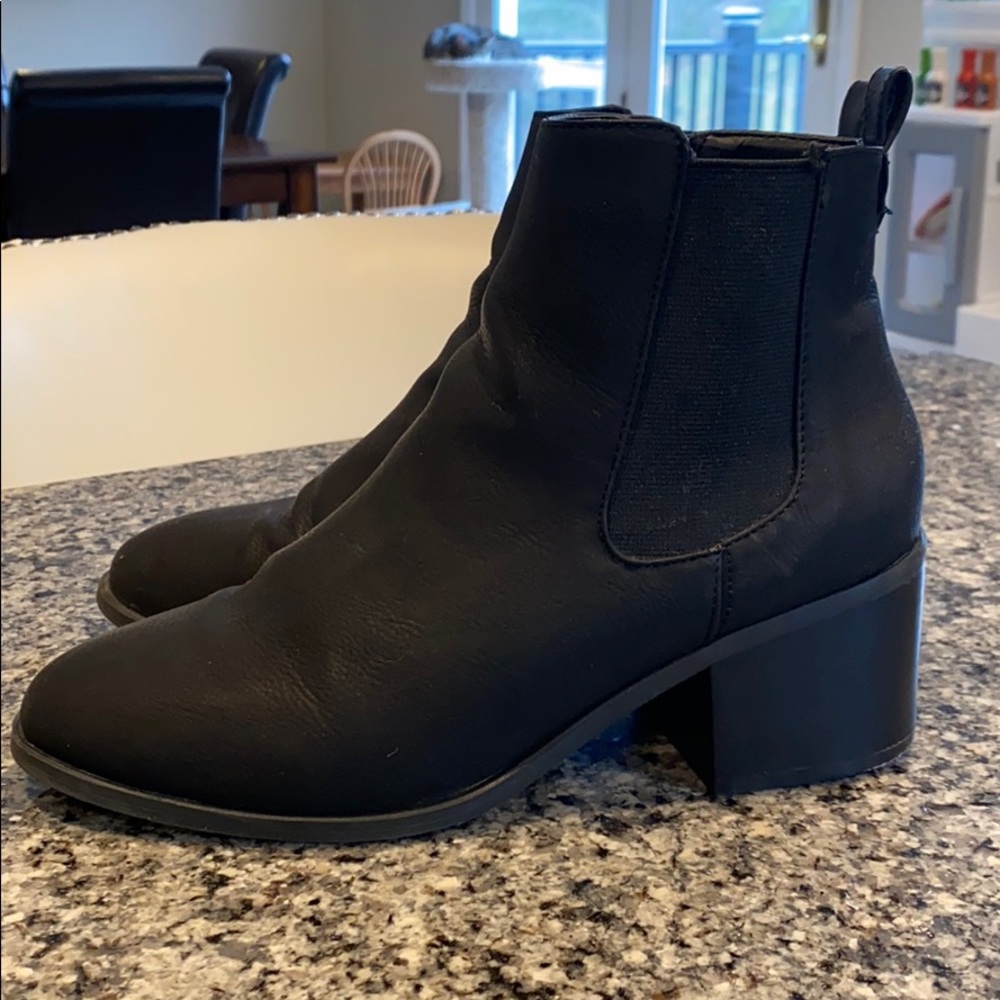 Gap black ankle boot Chelsea bootie faux leather 9